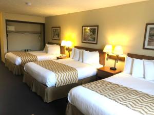 A bed or beds in a room at Travelodge by Wyndham Grand Island