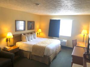 Voodi või voodid majutusasutuse Travelodge by Wyndham Grand Island toas