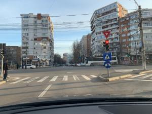 un semáforo en una calle de la ciudad con edificios en Center Apartment, en Galaţi