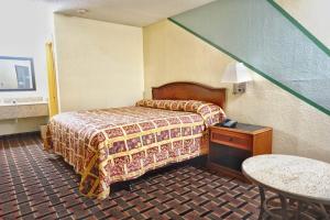 Habitación de hotel con cama y mesa en Best Inn, en Augusta