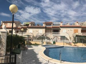 Bazén v ubytovaní Casa Pura Vida Guardamar del Segura alebo v jeho blízkosti
