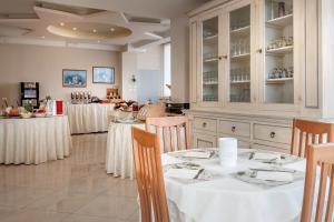 A restaurant or other place to eat at Hotel Sole Mio