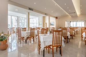 A restaurant or other place to eat at Hotel Sole Mio