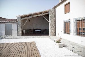 a large white house with a wooden patio at Casa Rural La Carrascala in Zamora