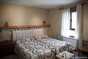A bed or beds in a room at Casa Rural La Carrascala