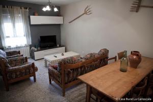 A television and/or entertainment centre at Casa Rural La Carrascala