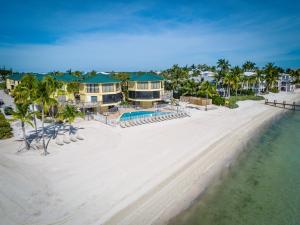 マラソンにあるCoco Plum Beach & Tennis Club & Marinaのコンドミニアム付きのビーチの空中ビュー