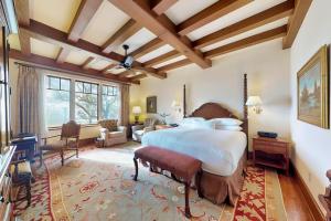 
A bed or beds in a room at The Lodge at Sea Island
