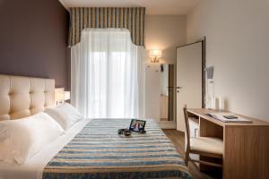 A bed or beds in a room at Hotel Sole Mio
