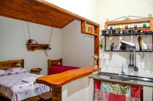 cocina con encimera y lavabo en una habitación en Pousada Muro de Pedra, en São Thomé das Letras