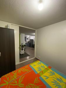 1 dormitorio con 1 cama con una manta colorida en Appartement résidentiel, en Le Moule