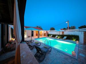 Bazén v ubytování Villa with private pool and terrace nebo v jeho okolí