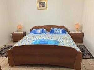 מיטה או מיטות בחדר ב-House and Apt. in Ribarica 38417