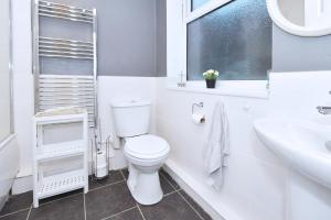 Bathroom sa Townhouse @ Hanley Road Stoke