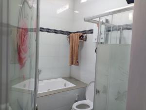 Ένα μπάνιο στο Budi Asih Guest house Syariah
