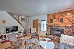 sala de estar con sofá y chimenea en Peaceful and Upscale Ski Cabin 11 Mi to Heavenly! en South Lake Tahoe