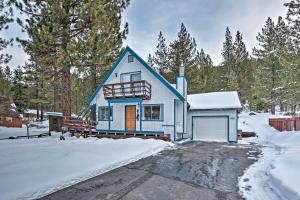 una casa azul y blanca en la nieve en Peaceful and Upscale Ski Cabin 11 Mi to Heavenly!, en South Lake Tahoe