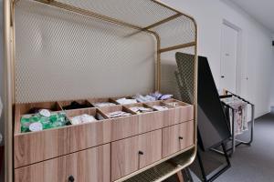 uma cómoda de madeira com muitas caixas em Vessel Inn Keisei Tsudanuma Ekimae em Narashino