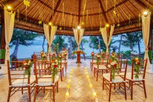 eine Einrichtung für eine Hochzeit in einem Pavillon mit Tischen und Stühlen in der Unterkunft Puri Bagus Lovina in Lovina