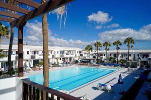 Blick auf den Pool in einem Resort in der Unterkunft Plaza Azul in Puerto del Carmen