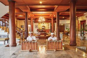 zwei Köche in der Lobby eines Hauses in der Unterkunft Puri Bagus Candidasa in Candidasa + 37 Fotos