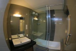A bathroom at Hotel Refresh Blue