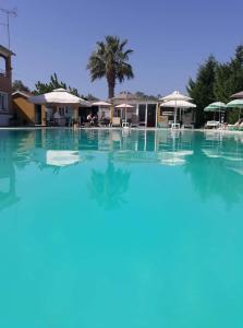 A piscina localizada em Sausan Hotel ou nos arredores