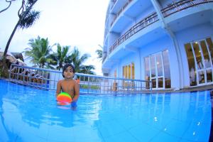 The swimming pool at or close to Hotel Refresh Blue