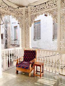 una silla y una mesa en una habitación en Balcony House en Zanzíbar