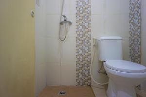 Phòng tắm tại OYO Life 2366 Gatsu Kost