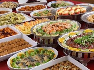 een tafel gevuld met verschillende soorten voedsel in dienbladen bij Shiga Ichii Hotel in Yamanouchi +59 foto's