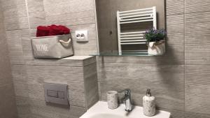 ein Bad mit einem Waschbecken und einem Spiegel in der Unterkunft Anna’s lovely Home in Sighişoara