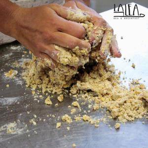 una persona sosteniendo un montón de comida en una mesa en Affittacamere La Lea, en Roccaforte Mondovì