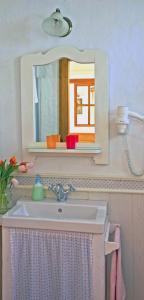 y baño con lavabo y espejo. en B B Guesthouse TIHANY en Tihany