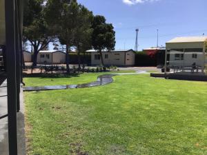 Ceduna Foreshore Caravan Park外面的花园
