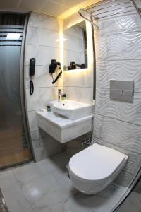 Koupelna v ubytování X-NELLYİ HOTEL