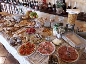 une table recouverte de beaucoup de différents types de nourriture dans l'établissement Agriturismo Torre Cristina, à Aprilia