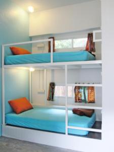 Divstāvu gulta vai divstāvu gultas numurā naktsmītnē Glur Hostel
