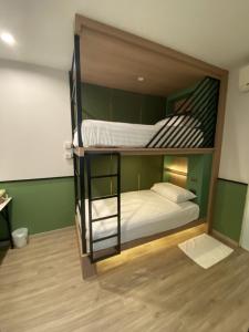 Katil dua tingkat atau katil-katil dua tingkat dalam bilik di Malades House