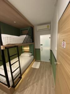 Katil dua tingkat atau katil-katil dua tingkat dalam bilik di Malades House