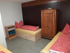 2 camas en una habitación con almohadas rojas en St Maximin City Ferienwohnungen en Tréveris