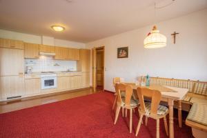 cocina con mesa y sillas en una habitación en Gasthaus Zum Kreuz, en Sankt Märgen