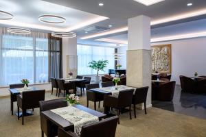 Reštaurácia alebo iné gastronomické zariadenie v ubytovaní Hotel Lux + 14 fotografií