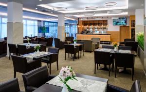 Reštaurácia alebo iné gastronomické zariadenie v ubytovaní Hotel Lux