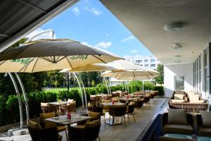 Reštaurácia alebo iné gastronomické zariadenie v ubytovaní Hotel Lux