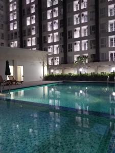 una gran piscina frente a un edificio en Ruby Apartment #1, en Yogyakarta