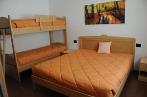 1 dormitorio con 2 literas y una pintura en Residenza Al Ponte, en Branzi