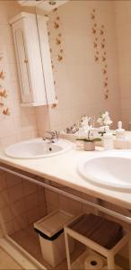 Ванная комната в Sunny Setúbal Apartments +24 фотографии