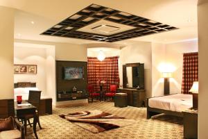 Gujrānwāla的住宿－Marian Hotel，配有一张床和一张书桌的酒店客房