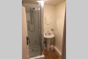 Koupelna v ubytování SUNNYSIDE COTTAGE HUTTON LE HOLE NORTHYORKSHIRe